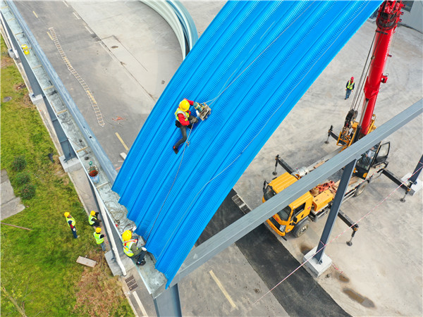 重慶某光伏公司出料車間拱形屋頂工程案例解析拱形屋頂結(jié)構(gòu)細(xì)節(jié)