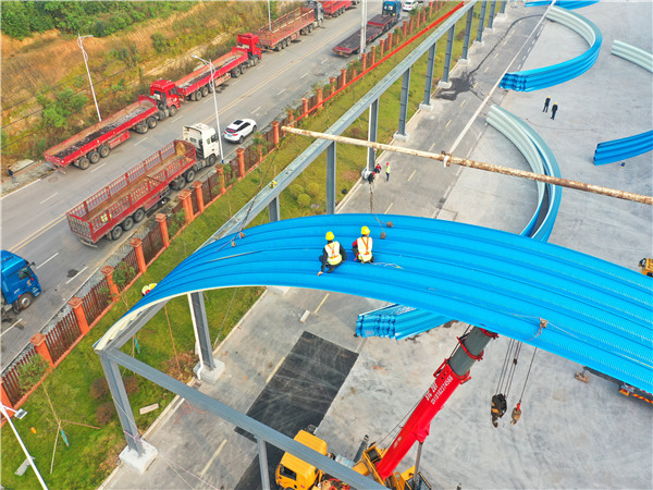 重慶某光伏公司出料車間拱形屋頂工程案例解析金屬彩鋼板安裝過程